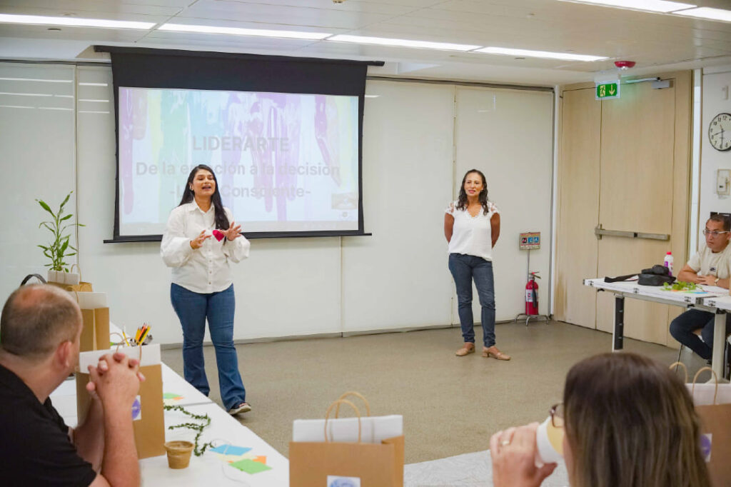 Mentor dirigiendo talleres de liderazgo empresarial con enfoque en coaching y consultoría.