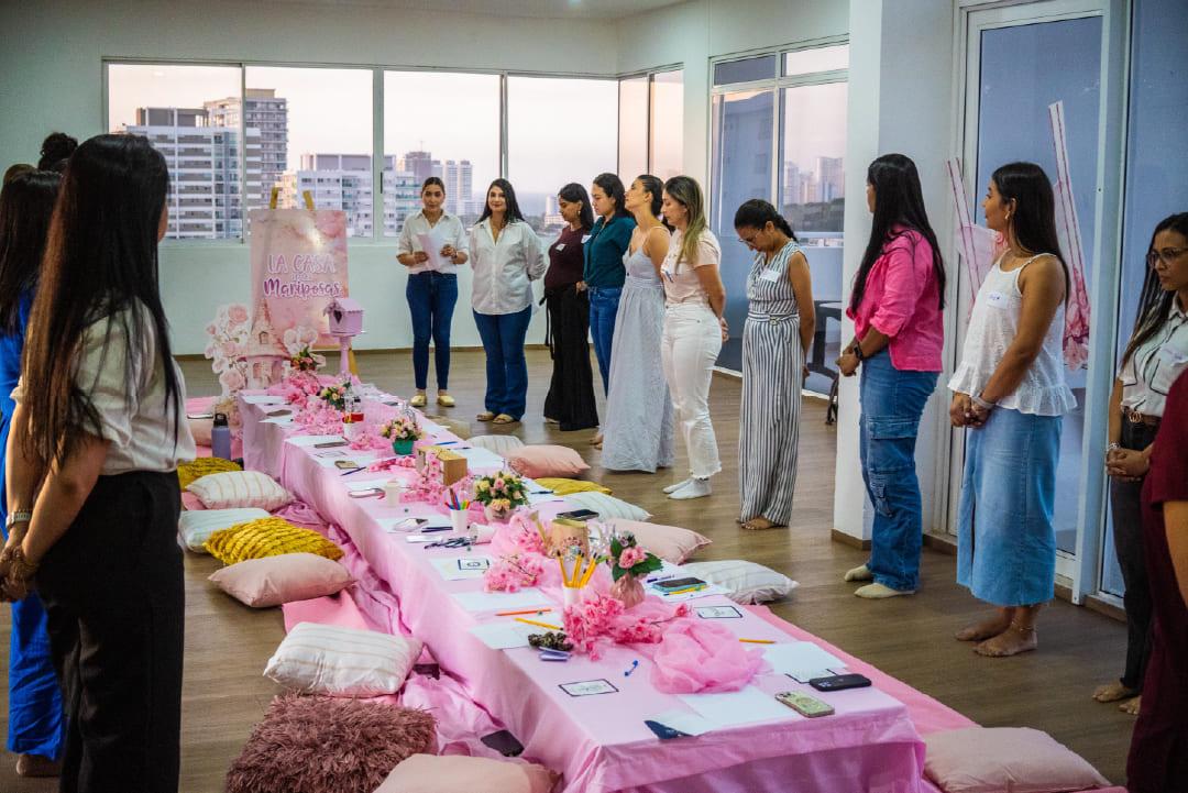 Equipo participando en programas de coaching empresarial para fortalecer liderazgo y trabajo en equipo.