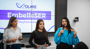 Equipo de mujeres en espacio de liderazgo empresarial femenino . Un grupo de mujeres entusiasmadas, felices.